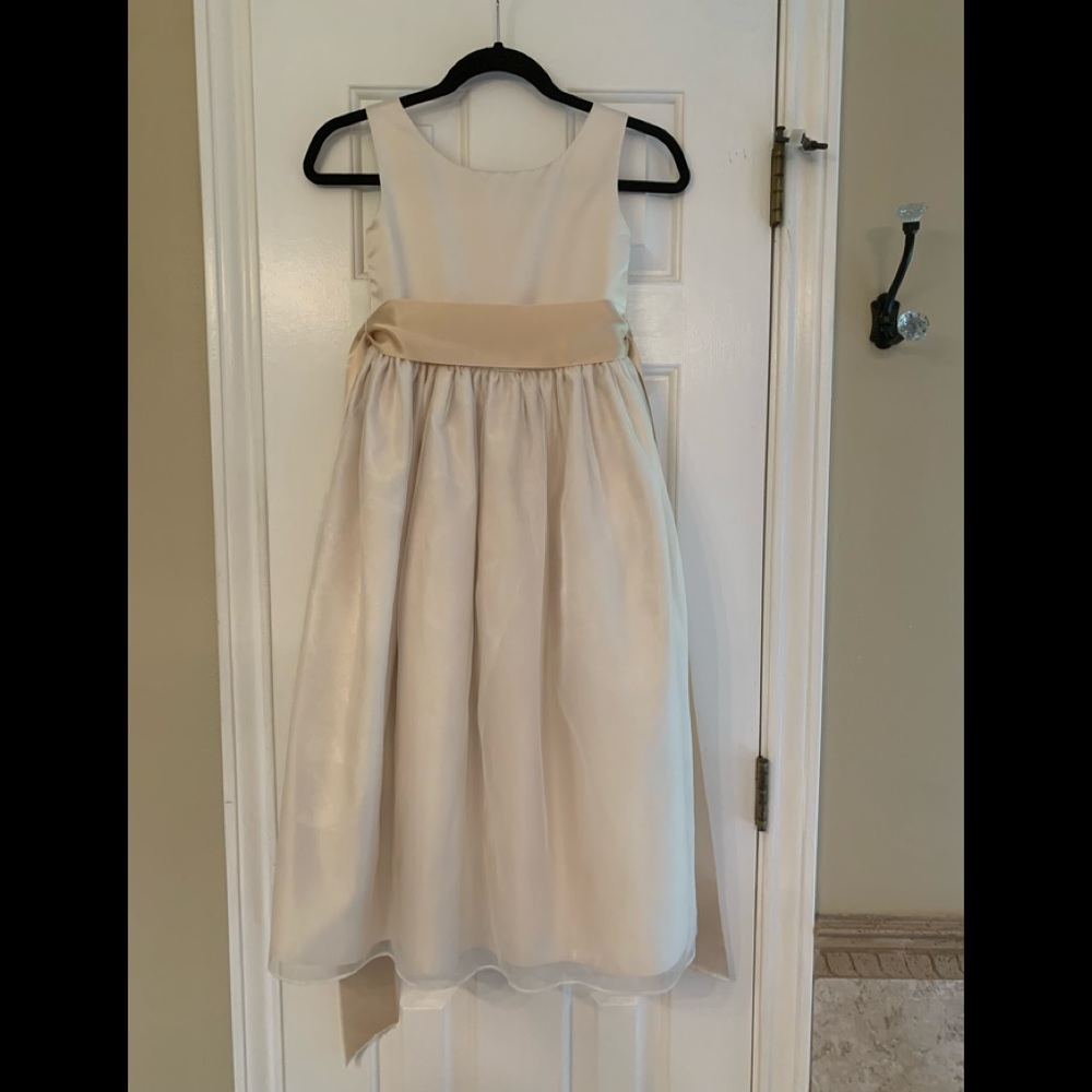Flower Girl Dress, Worn Once, Champagne Color
Sz 7
Good Condition